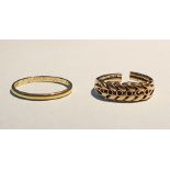 18ct gold wedding ring and an 18ct gold ring of braid design (cut), total weight 5.5g (2)