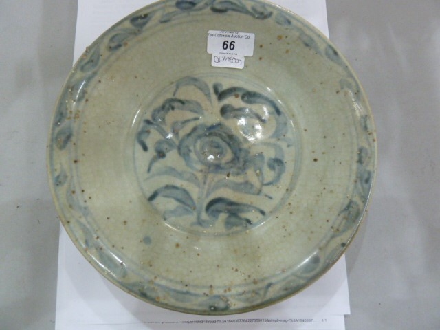 Oriental blue and white porcelain shallow bowl with stylised floral foliate decoration (possible - Image 6 of 7