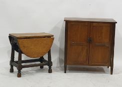 A 20th century oak cabinet enclosing shelves and an oak drop-leaf coffee table (2)