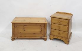 A 20th century pine bedside chest of three drawers and a 20th century pine blanket box (2)