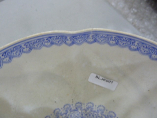 20th century Oriental fine porcelain bowl, lobed, painted with fish and character marks, blue dragon - Image 6 of 7