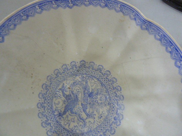 20th century Oriental fine porcelain bowl, lobed, painted with fish and character marks, blue dragon - Image 3 of 7