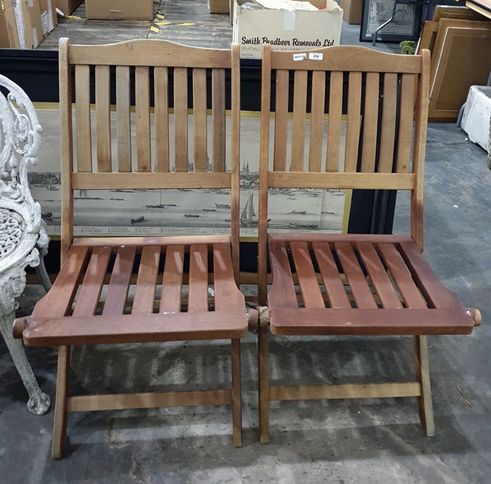 A pair of wooden folding garden chairs (2)