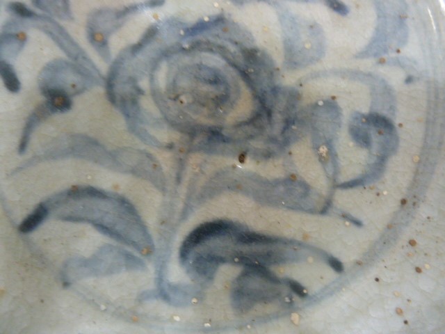 Oriental blue and white porcelain shallow bowl with stylised floral foliate decoration (possible - Image 4 of 7