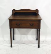 An Edwardian walnut side table with single drawer and turned supports, 75cm x 89cm