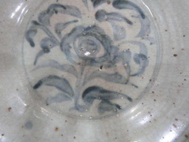 Oriental blue and white porcelain shallow bowl with stylised floral foliate decoration (possible - Image 5 of 7