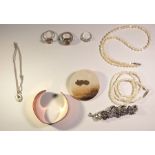 Small quantity costume jewellery and silver-coloured rings (1 box)