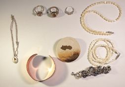 Small quantity costume jewellery and silver-coloured rings (1 box)