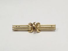 15ct gold triple-bar brooch with knopped central entwined knot, 4.4g approx