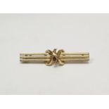 15ct gold triple-bar brooch with knopped central entwined knot, 4.4g approx