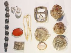 Foreign silver-coloured metal filigree buckle, quantity buckles, brooches, coral and other bead