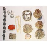 Foreign silver-coloured metal filigree buckle, quantity buckles, brooches, coral and other bead