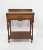 Single drawer side table on turned supports united undertier 61 x 71 cms
