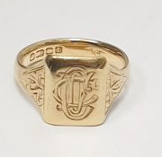 18ct gold gent's signnet ring with engraved shoulders, 6.2g approx