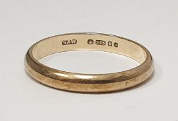 9ct gold wedding band, 2g approx