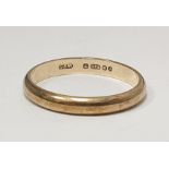 9ct gold wedding band, 2g approx