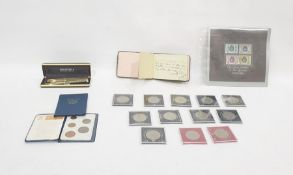 An assortment of commemorative coins including Silver Jubilee Crowns, 1977, a series of Britains