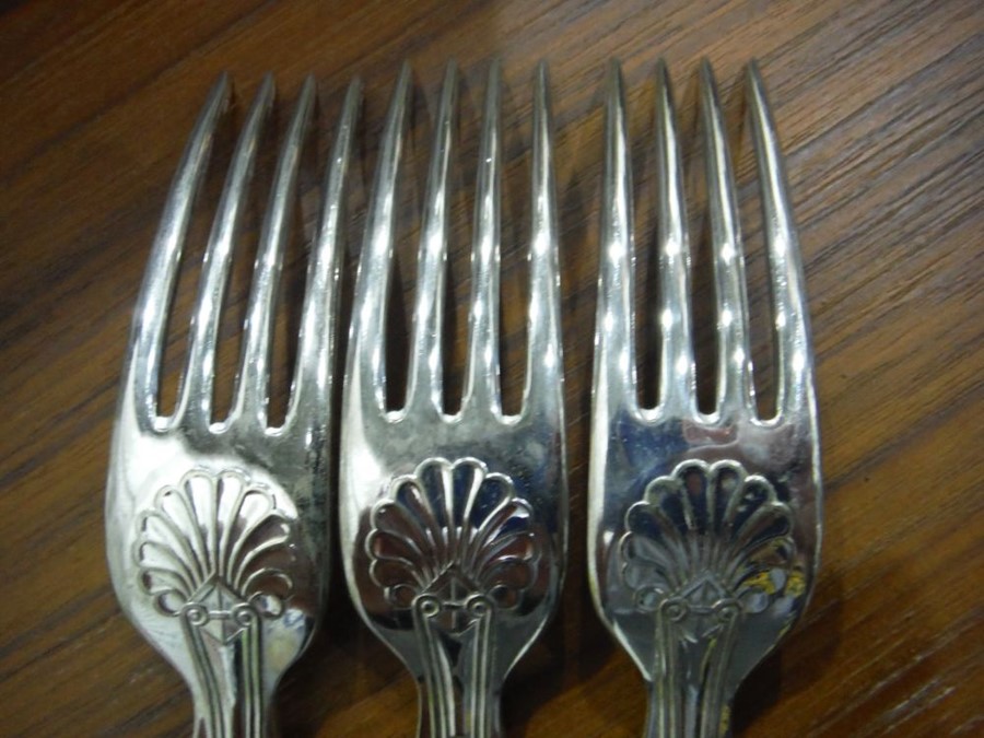 Cased silver plated canteen of cutlery for six persons 'Kings pattern', to include knives, forks, - Image 3 of 3