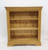 Modern oak open bookcase of three raised shelves on plinth base 96.x 109 cms