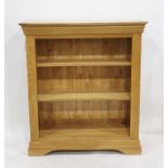 Modern oak open bookcase of three raised shelves on plinth base 96.x 109 cms