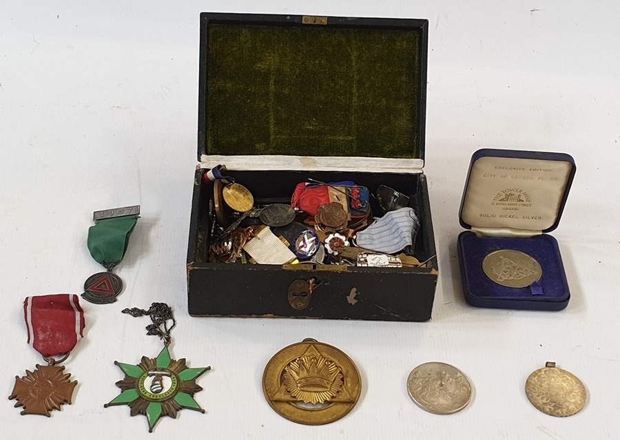 Quantity of foreign and commemorative badges and medals