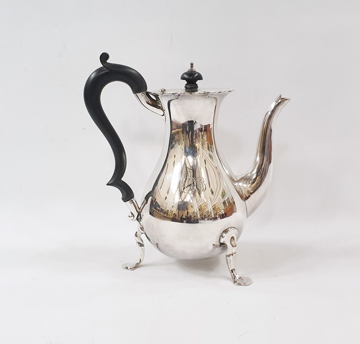 George V silver coffee pot with serpentine everted rim, ebonised scroll handle, baluster body, on