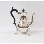 George V silver coffee pot with serpentine everted rim, ebonised scroll handle, baluster body, on