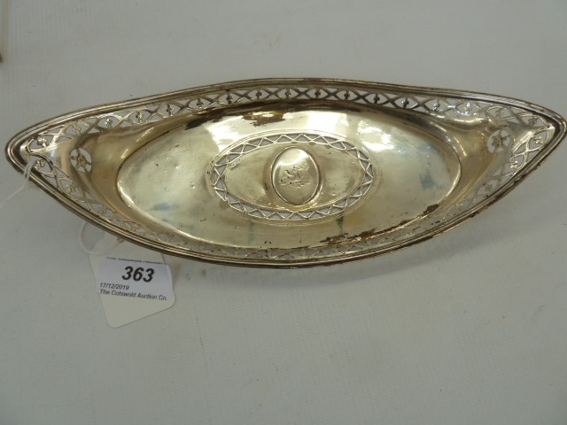 George III silver snuffers tray by Hester Bateman, London 1788, boat-shaped with reeded edge,