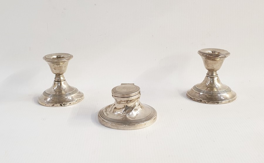 Squat capstan-style silver inkwell with reeded decoration and two similarly decorated squat