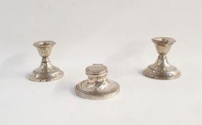 Squat capstan-style silver inkwell with reeded decoration and two similarly decorated squat