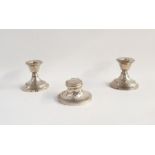 Squat capstan-style silver inkwell with reeded decoration and two similarly decorated squat