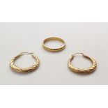 22ct gold wedding ring, 3.1g approx and a two gold-coloured metal hollow hoop-pattern earrings
