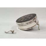 George V silver and tortoiseshell jewel box, circular, with scroll and foliate inlay to the