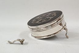 George V silver and tortoiseshell jewel box, circular, with scroll and foliate inlay to the