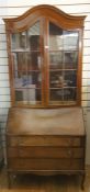 20th century oak bureau/bookcase, the two astragal-glazed doors enclosing shelves above the bureau