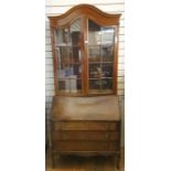 20th century oak bureau/bookcase, the two astragal-glazed doors enclosing shelves above the bureau