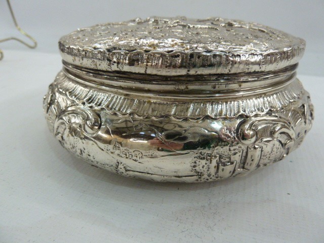 Continental 925 white metal box, oval, the lid with figures boar hunting, the body relief - Image 3 of 3