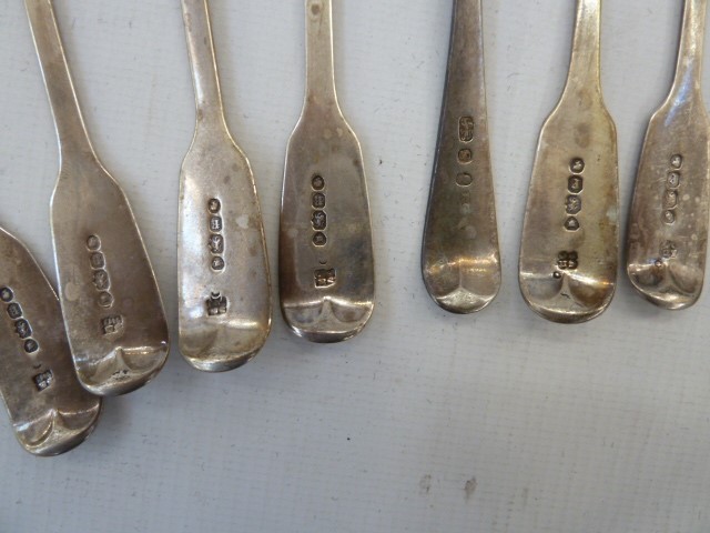 Assorted Georgian and Victorian silver fiddle pattern teaspoons, assorted dates and makers, 8.8ozt - Image 3 of 3