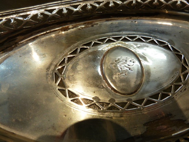George III silver snuffers tray by Hester Bateman, London 1788, boat-shaped with reeded edge, - Image 5 of 5