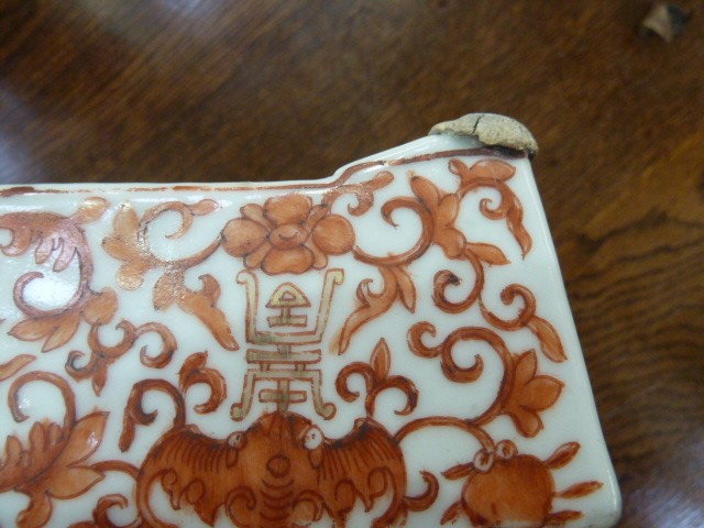 Chinese porcelain shallow dish, rectangular, painted in iron-red with chrysanthemums, scrolling - Image 6 of 6