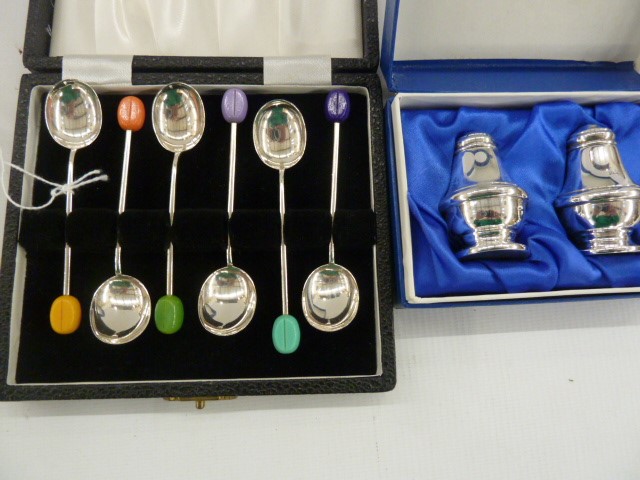 Set of six polychrome bean topped silver handled coffee spoons, Sheffield 1958, in case and a pair