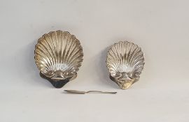 Two silver scallopshell butter dishes on ball feet with one butter knife, London 1913 and London