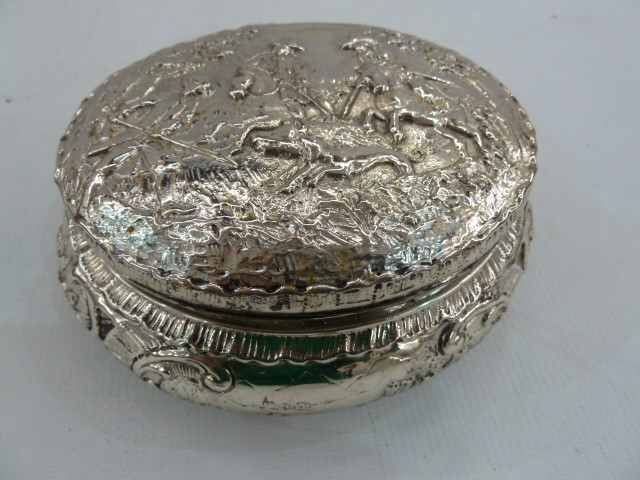 Continental 925 white metal box, oval, the lid with figures boar hunting, the body relief