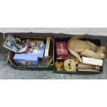 Assorted Wallace and Gromit collectables including toast rack and various wooden jigsaw puzzles, etc