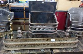 Large fire grate on turned supports, 82cm wide and a metal fire curb (2)