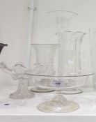 Glass bowl epergne centred by trumpet-shaped vase,