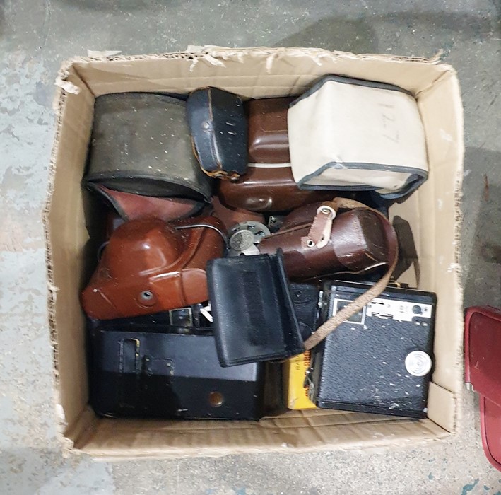 Quantity of vintage cameras and related items (1 box) - Image 2 of 2