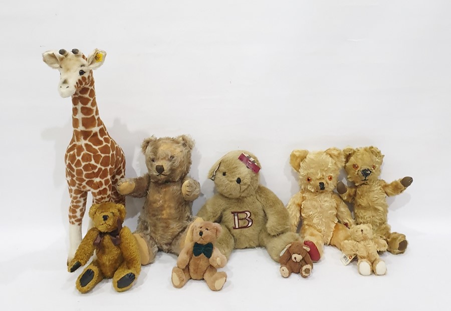 Steiff giraffe, early plush teddy bear, straw stuffed and a quantity of other bears (1 box)