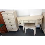 Cream coloured bedroom furniture to include chest of drawers, dressing table, etc (5)