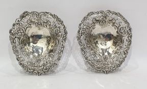 Pair of late Victorian heart-shaped bonbon dishes with elaborate pierced fretwork borders, C-